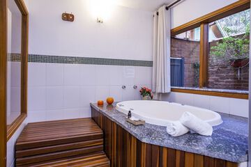 Private spa tub