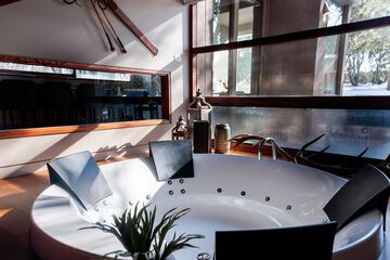 Private spa tub