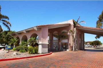 DAYS INN AND SUITES SEAWORLD AIRPORT 6