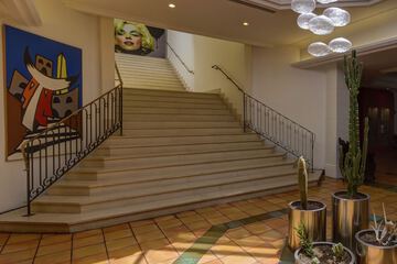 Lobby lounge
