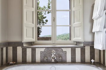 Deep soaking bathtub