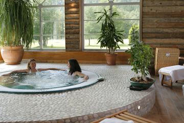 Indoor spa tub