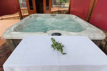 Outdoor spa tub