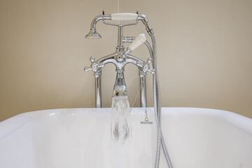 Deep soaking bathtub