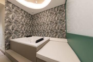 Private spa tub
