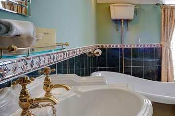 Bathroom sink
