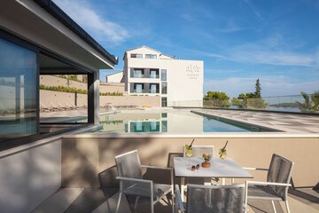 Poolside bar