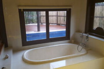 Deep Soaking Bathtub