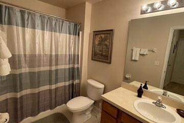 Deep soaking bathtub