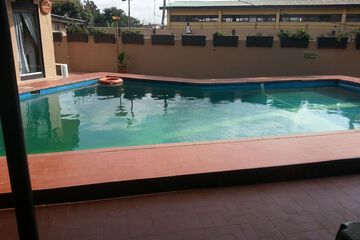 Indoor/outdoor pool