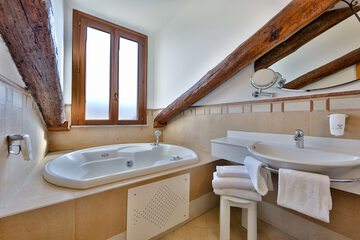 Jetted tub