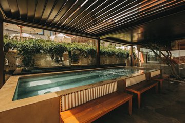 Indoor/outdoor pool