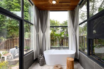 Deep soaking bathtub