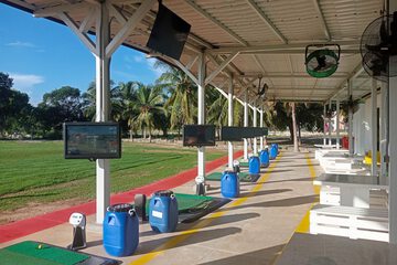 Indoor golf driving range