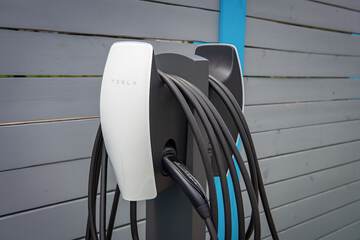 Electric vehicle charging station