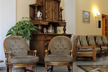 Lobby lounge