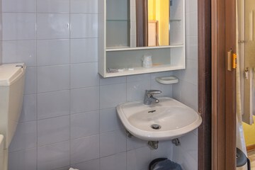 Bathroom sink