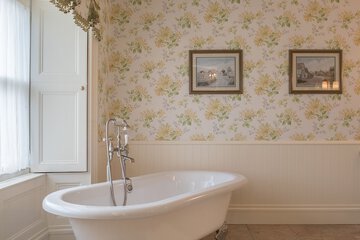 Deep soaking bathtub