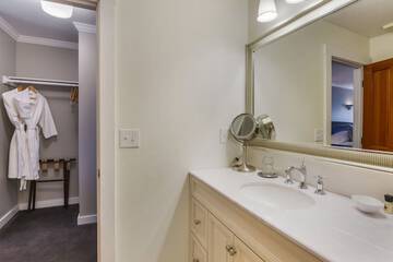 Bathroom sink
