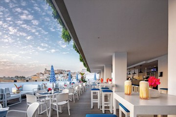 Poolside bar