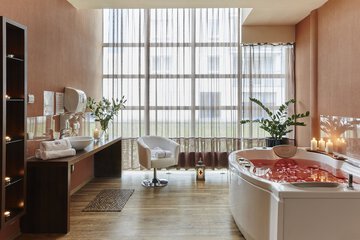 Indoor spa tub