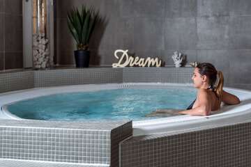 Indoor spa tub