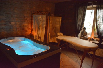 Indoor spa tub