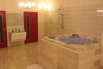 Indoor spa tub