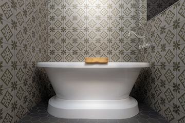 Deep soaking bathtub