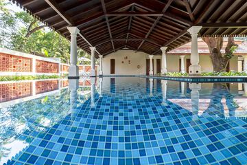 Indoor/outdoor pool