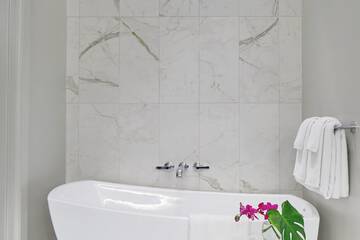 Deep soaking bathtub