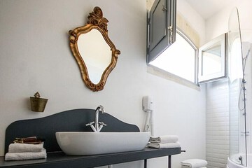 Bathroom sink