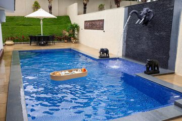 Indoor/outdoor pool