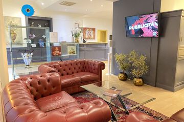 Lobby lounge