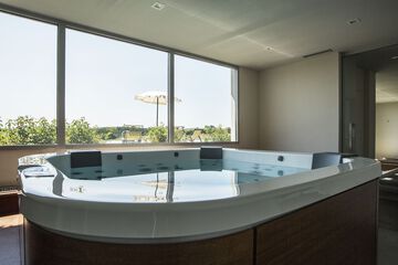 Indoor spa tub