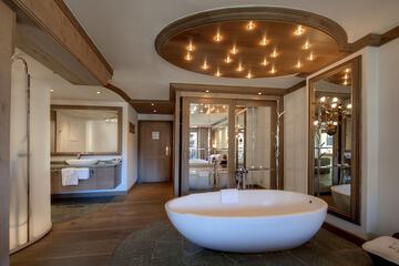 Deep soaking bathtub