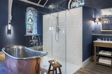 Deep soaking bathtub