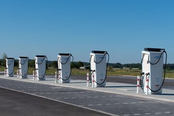 Electric vehicle charging station