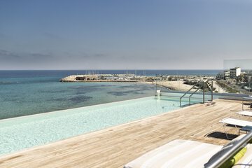 Infinity pool