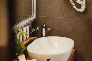 Bathroom sink