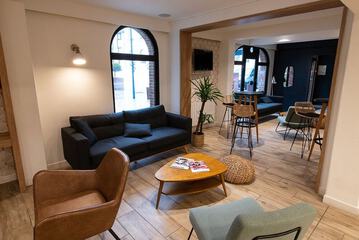 Lobby lounge