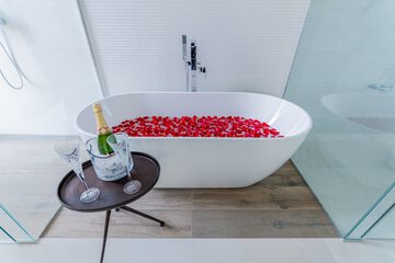 Deep soaking bathtub