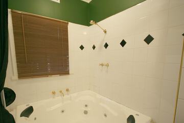 Private spa tub
