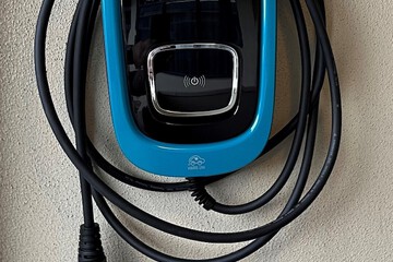 Electric vehicle charging station