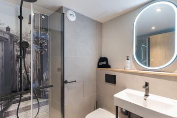 Bathroom shower