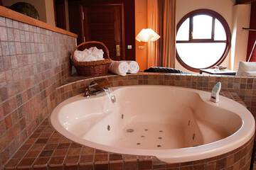 Jetted tub