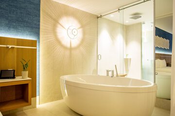 Deep soaking bathtub