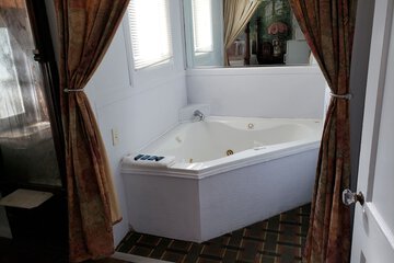 Private spa tub