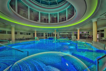 Indoor/outdoor pool