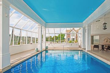 Indoor/outdoor pool